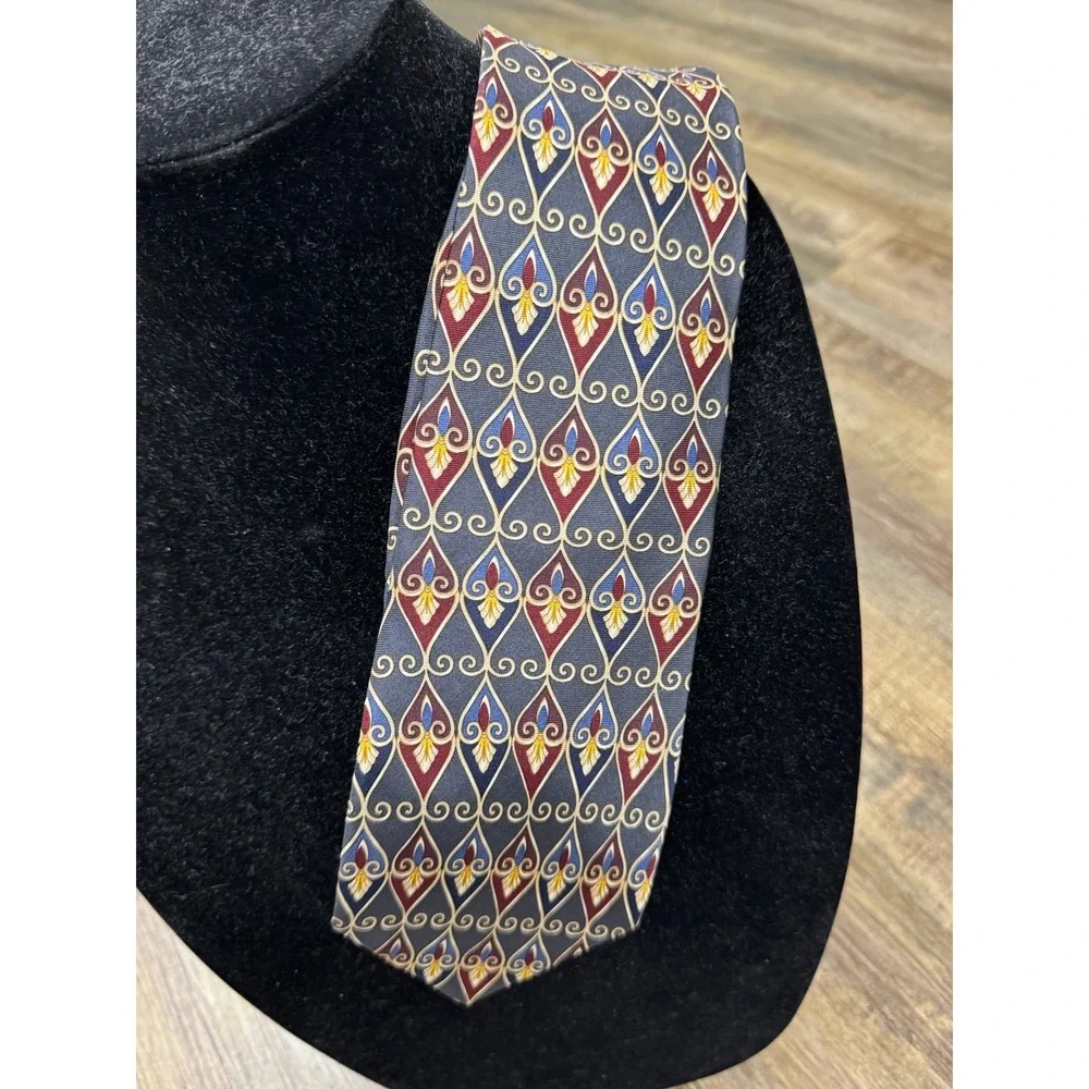 Van Heusen 417 Mens‎ Silk Necktie Navy Blue Burgundy Geometric Teardrop Pattern